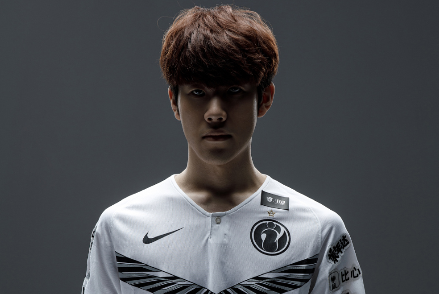 Virtus.pro 用 Perfecto(RUS) 替换了阵容中的 FL4MUS