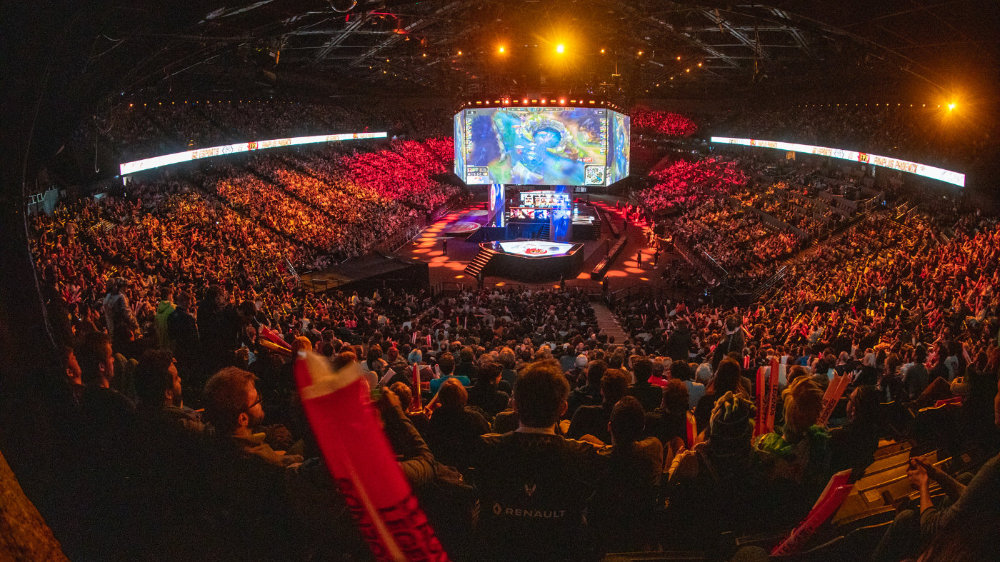 身背57万诈骗案逃犯在网吧看英雄联盟比赛时被抓